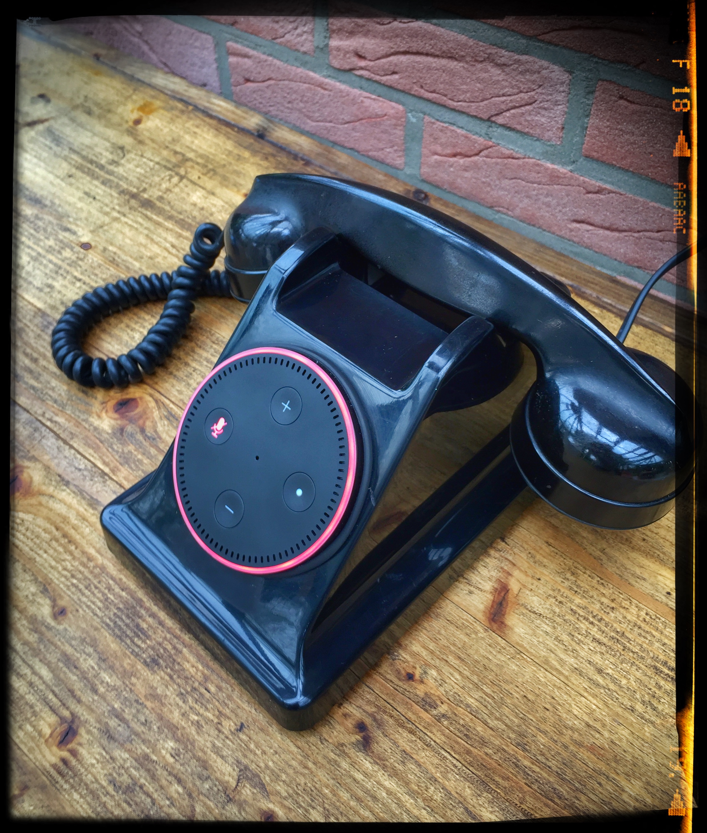 Amazon Alexa Echo Dot im Vintage-Telefon