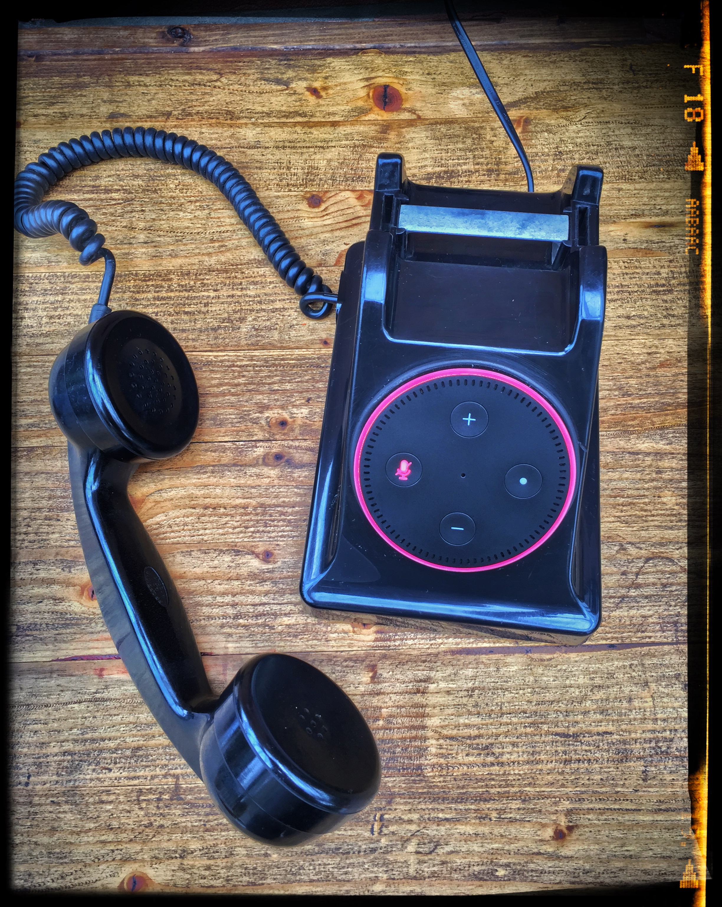 Amazon Alexa Echo Dot im Vintage-Telefon - teslapunk.de