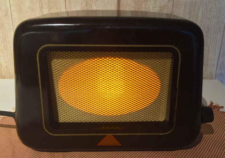 Lautsprecher aus Bakelit – umgebaut zur Tischlampe – teslapunk.de